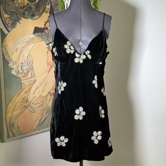 Urban Outfitters Ginger Velvet Daisy Embroidered
Black Velvet Corset Mini Dress - Picture 6 of 13